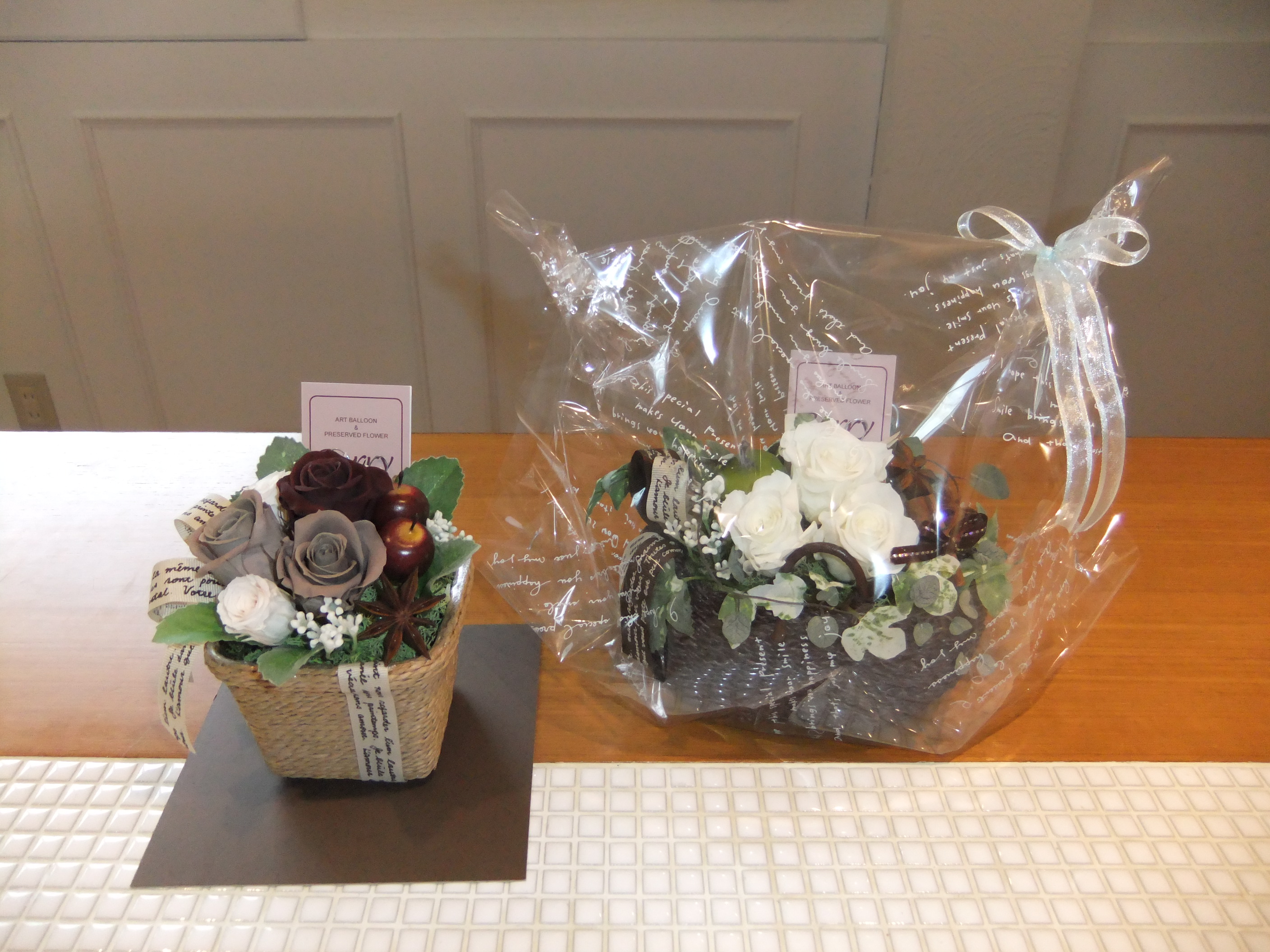 シックなチョコレートカラーとホワイトのアレンジ。大人の女性に贈りたいですね。