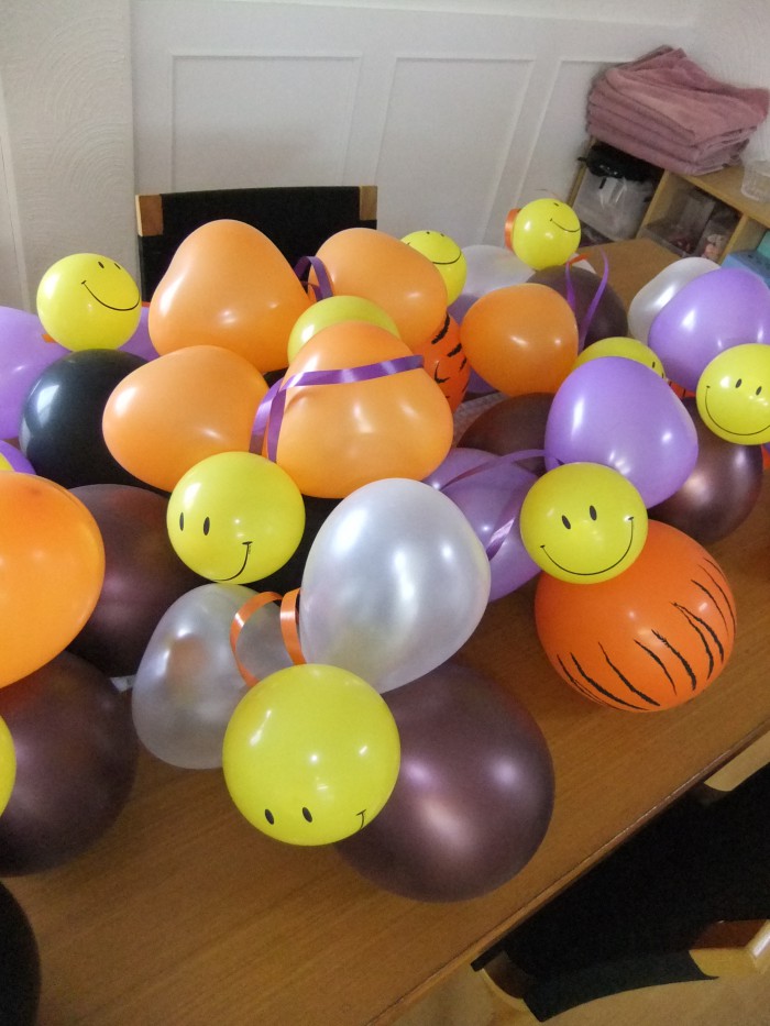 「バルーンINキャンディー」送別会・クリスマス・ハロウィンなどで大活躍!ハチさんのお腹の中にはキャンディーが入っています。手土産にわたせてうれしい♥