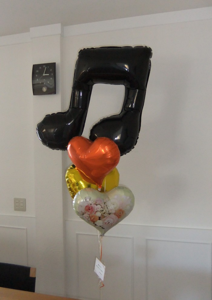 演奏会や発表会にちょっと大人な配色のバルーンブーケ。会場に華がほしいとき、お祝いがワンパターンになってお困りのかたおススメです。