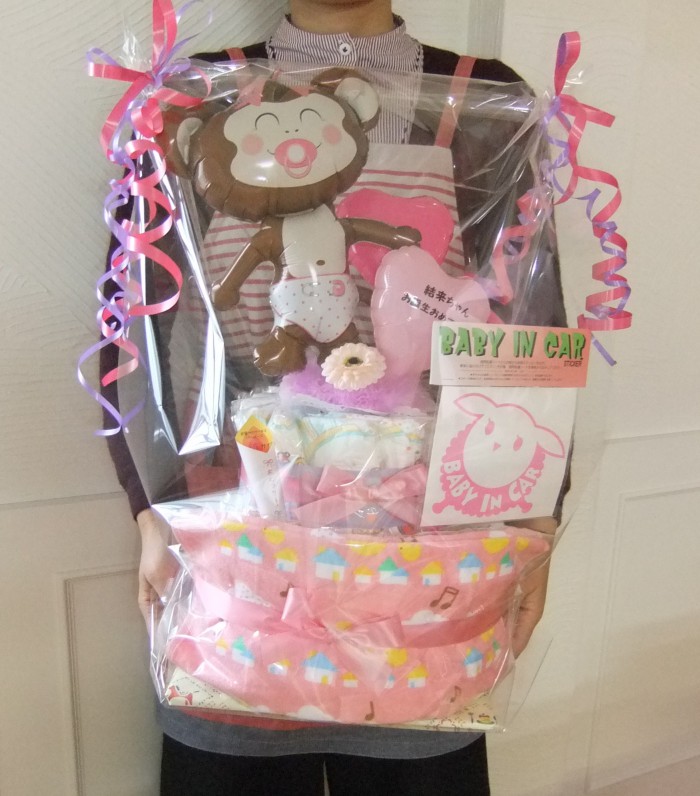 おむつケーキ2段 女の子用。バルーンに赤ちゃんのお名前を無料でお入れします!紙おむつ+バルーンの飾り+ベビー用品2点付(フェイスタオル、ステッカー、スタイ)よりおむつケーキ2段 女の子用。バルーンに赤ちゃんのお名前を無料でお入れします!紙おむつ+バルーンの飾り+ベビー用品2点付(フェイスタオル、ステッカー、スタイ)よりお選びください。本体価格 5,950円(税込6,420円)