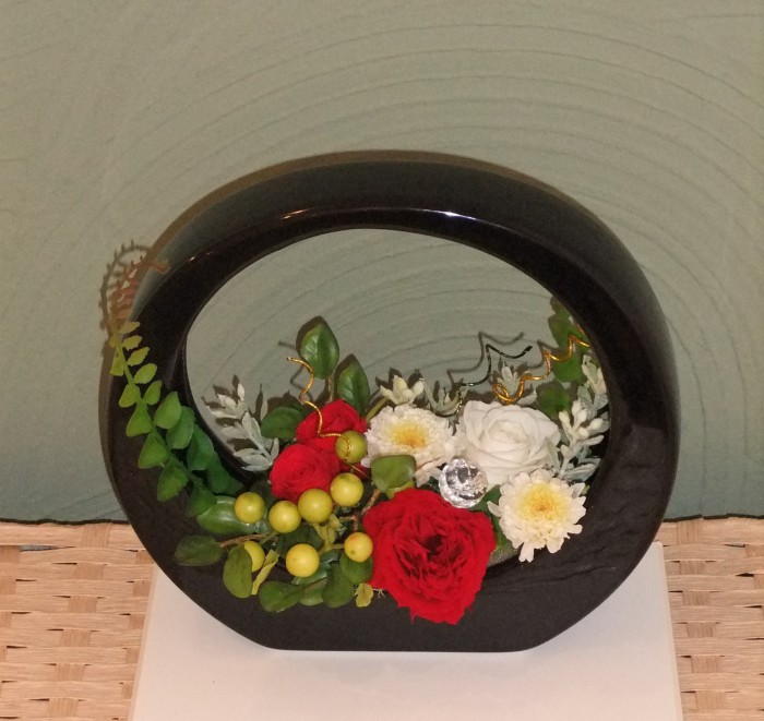 上品な陶器の器にアレンジをほどこしたプリザーブドフラワー。デザインベースはクレセントスタイル。和室にもあいます。 ご年配の方への誕生日に作製させていただきました。