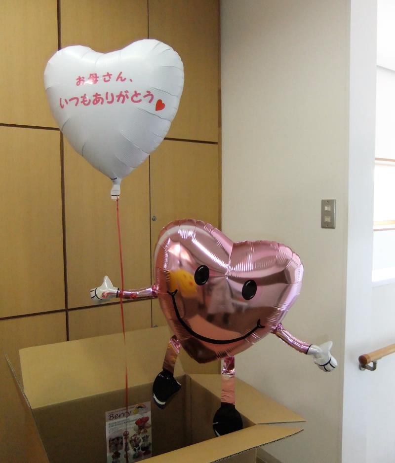 いつもと違う母の日のプレゼントでお母さんをサプライズ!さて、箱の中のプレゼントはなんでしょう、、、(^_-)-☆ バルーン+BOX ¥3450~